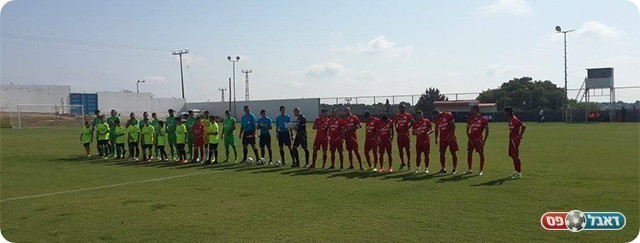 שחקני שתי הקבוצות בפתיחת המשחק (דור היקה)